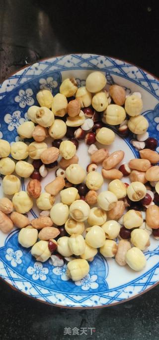 莲子茨实炖花生排骨汤的做法步骤：4