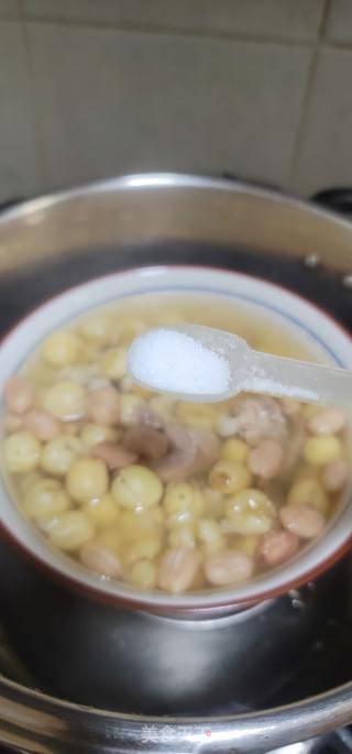 莲子茨实炖花生排骨汤的做法步骤：7