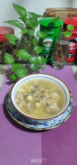 莲子茨实炖花生排骨汤的做法步骤：8