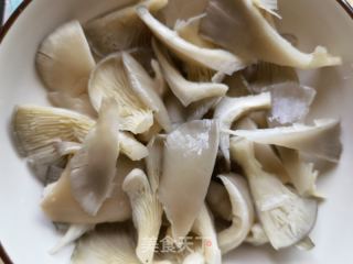 生菜平菇烩虾滑的做法步骤：1