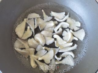 生菜平菇烩虾滑的做法步骤：2