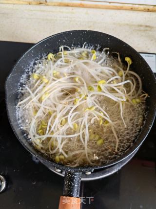 酸菜炖白鲢的做法步骤：2