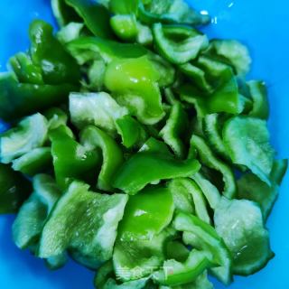 肉片炒青椒土豆片的做法步骤：1