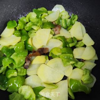 肉片炒青椒土豆片的做法步骤：7