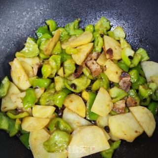 肉片炒青椒土豆片的做法步骤：8