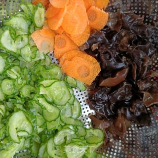 木耳鸡胸肉炒黄瓜的做法步骤：8