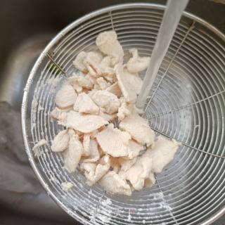 木耳鸡胸肉炒黄瓜的做法步骤：12