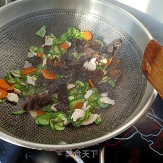 木耳鸡胸肉炒黄瓜的做法步骤：18