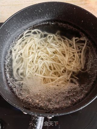 酸菜鱼面的做法步骤：1