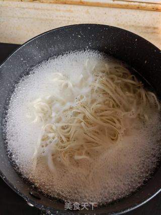 酸菜鱼面的做法步骤：2
