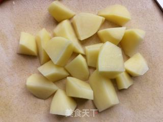 土豆炒雪花牛小排的做法步骤：1