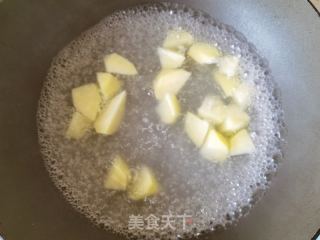 土豆炒雪花牛小排的做法步骤：2