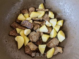 土豆炒雪花牛小排的做法步骤：9