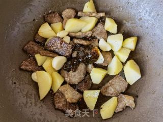 土豆炒雪花牛小排的做法步骤：10