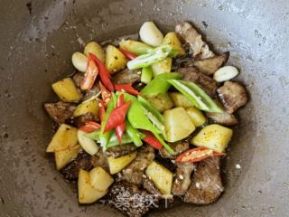 土豆炒雪花牛小排的做法步骤：12