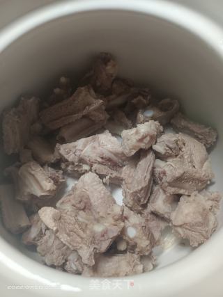 排骨胡萝卜芡实汤的做法步骤：1