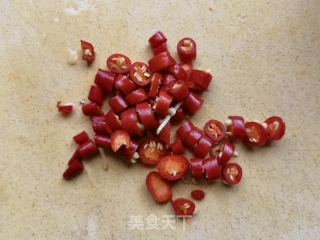 青红椒烘炒鸡蛋的做法步骤：1