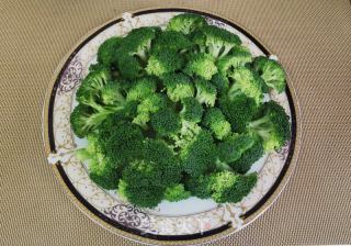 上汤西兰花的做法步骤：1