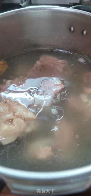 马蹄笋煲筒骨汤的做法步骤：10