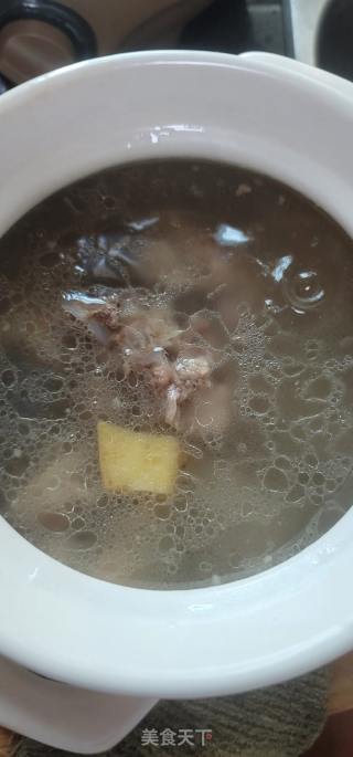 马蹄笋煲筒骨汤的做法步骤：11
