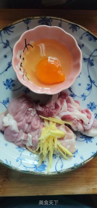 煎蛋粉肠瘦肉枸杞叶汤的做法步骤：2