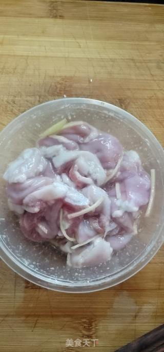 煎蛋粉肠瘦肉枸杞叶汤的做法步骤：3