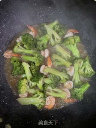 西兰花炒虾仁的做法步骤：9