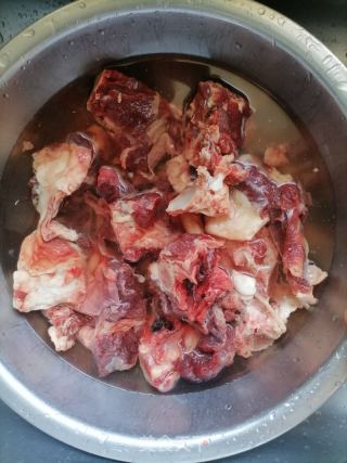 红烧牛排骨的做法步骤：1