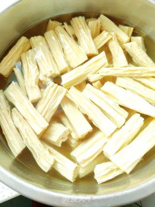 腐竹炒肉的做法步骤：1