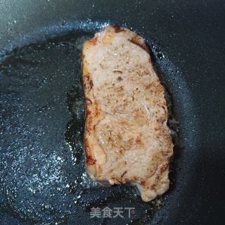 香煎原切牛排的做法步骤：3