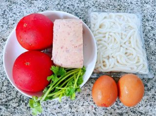 番茄午餐肉煎蛋乌冬面的做法步骤：1