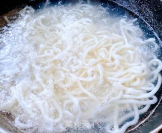 番茄午餐肉煎蛋乌冬面的做法步骤：2