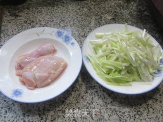 鸡腿肉炒韭黄的做法步骤：1