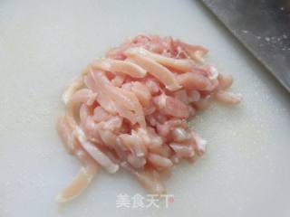鸡腿肉炒韭黄的做法步骤：2