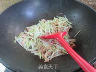 鸡腿肉炒韭黄的做法步骤：7