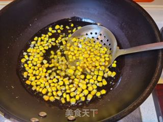 松仁玉米的做法步骤：1