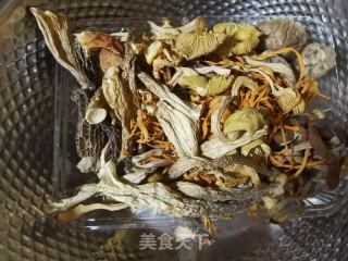 菌菇鸡汤煲的做法步骤：1