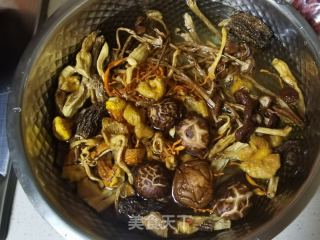 菌菇鸡汤煲的做法步骤：2
