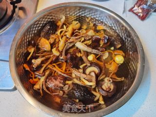 菌菇鸡汤煲的做法步骤：3