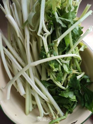 攸县豆干炒芹菜的做法步骤：1