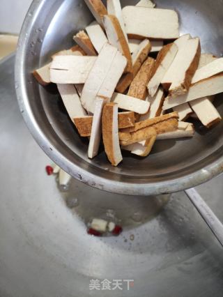 攸县豆干炒芹菜的做法步骤：6
