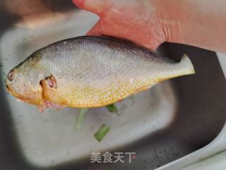 啫啫黄鱼煲的做法步骤：1