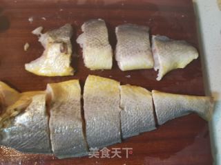 啫啫黄鱼煲的做法步骤：2