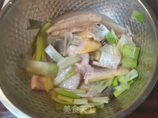 啫啫黄鱼煲的做法步骤：6