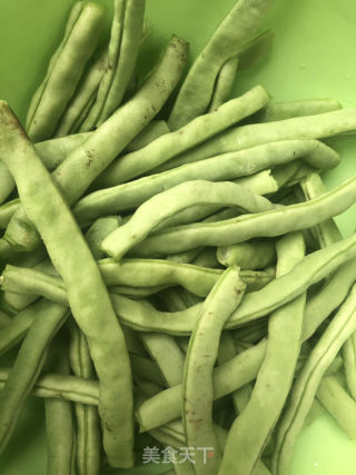 家常煎豆角鱼儿的做法步骤：1