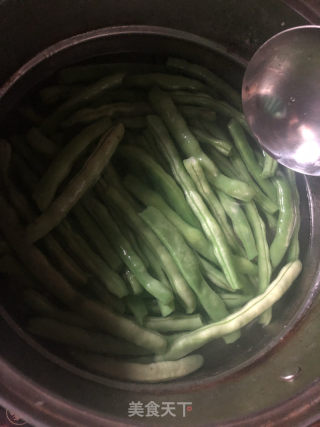 家常煎豆角鱼儿的做法步骤：2