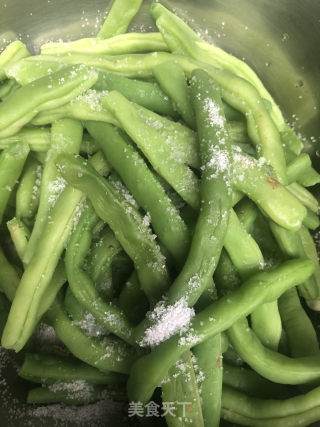 家常煎豆角鱼儿的做法步骤：3