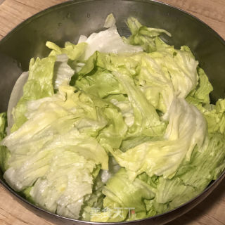 金枪鱼蔬菜沙拉的做法步骤：1