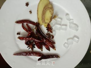 木耳烧鸡的做法步骤：2