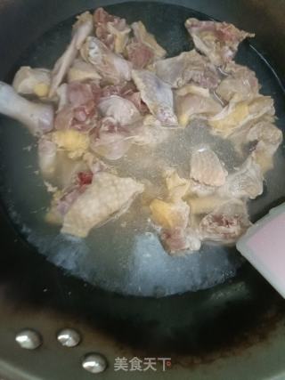 木耳烧鸡的做法步骤：3